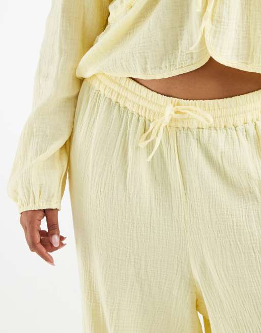 Pieces Curve - Pantaloni a fondo ampio in cotone stropicciato giallo pastello in coordinato, 3 di 5
