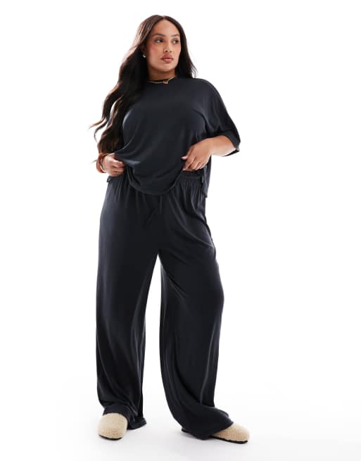 Pieces Curve - T-shirt squadrata sinuosa super morbida e pantaloni a fondo ampio color nero