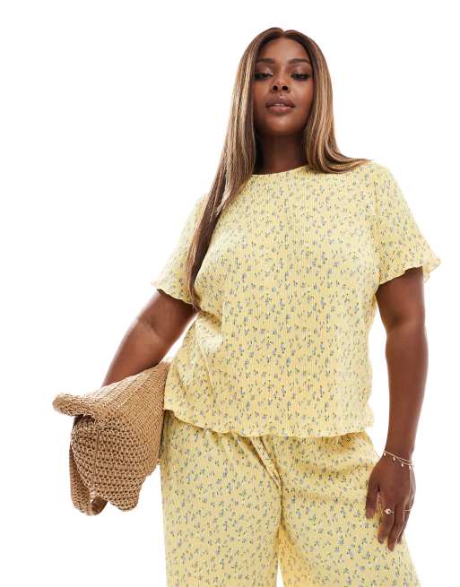 Pieces Curve - T-shirt taglio corto plissé gialla con stampa a fiorellini in coordinato