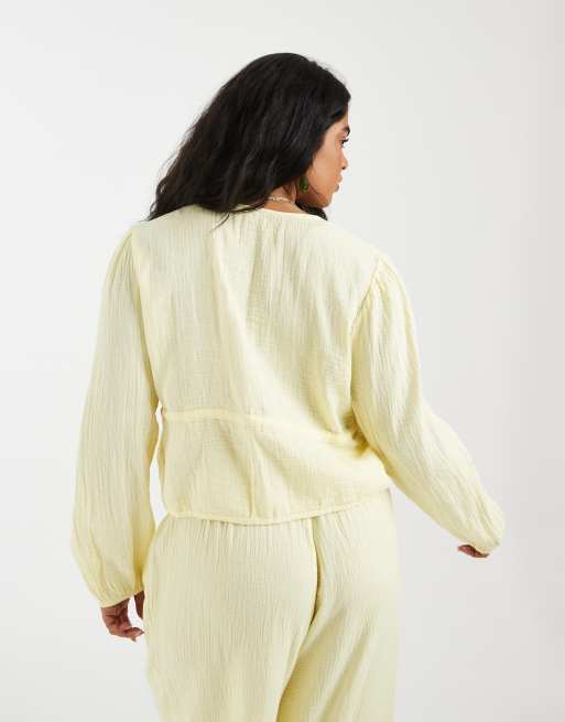 Pieces Curve - Top a maniche lunghe in cotone stropicciato giallo pastello allacciato sul davanti in coordinato, 4 di 4