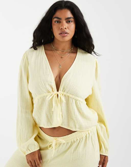 PIECES Curve - Set van top met gestrikte voorkant en lange mouwen en broek met wijde pijpen van gekreukt katoen in pastelgeel, 3 van 3