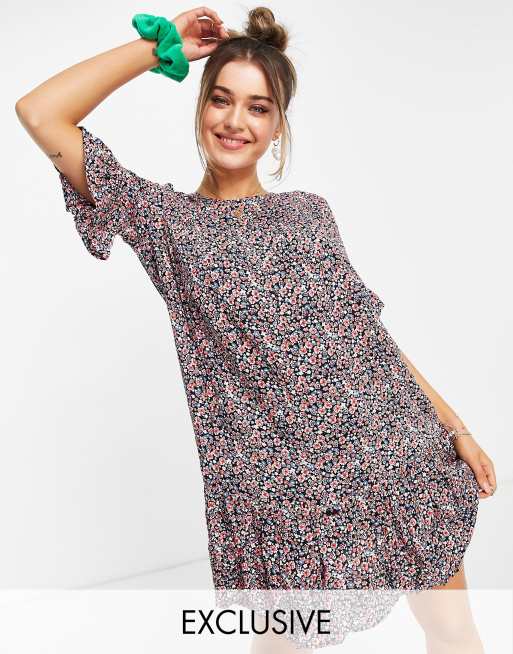 Pieces – Czarna luźna sukienka mini w drobny kwiatowy wzór, tylko w ASOS