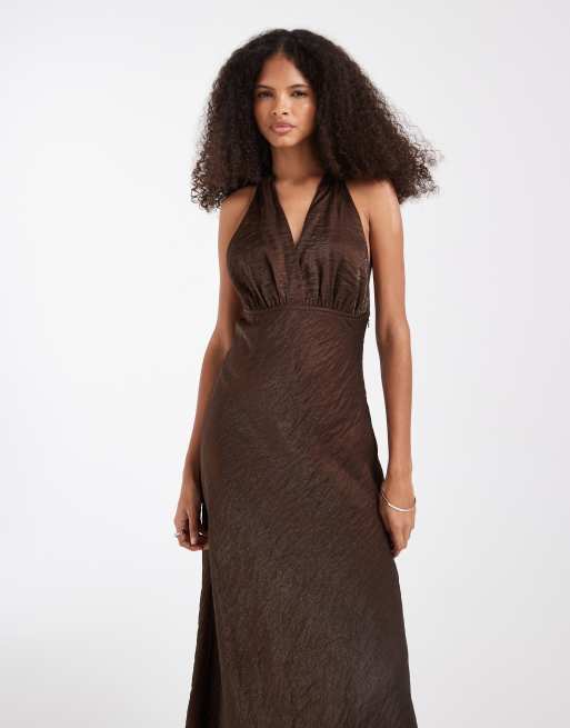 Pieces – Czekoladowobrązowa satynowa sukienka maxi z dekoltem typu halter, 2 z 4