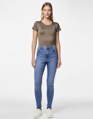 Pieces - Denim-Jeans mit engem Schnitt in Mittelblau