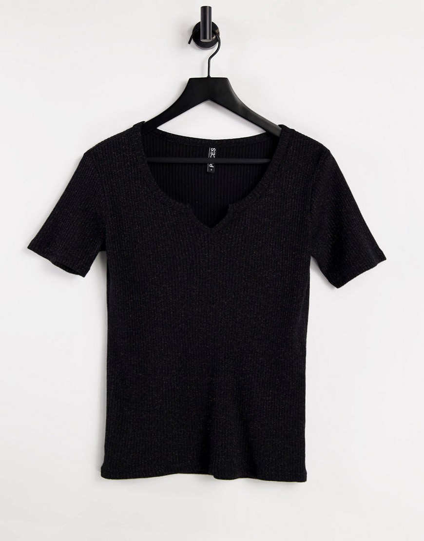 Pieces - Divi - T-shirt met subtiele glinster en V-hals in zwart