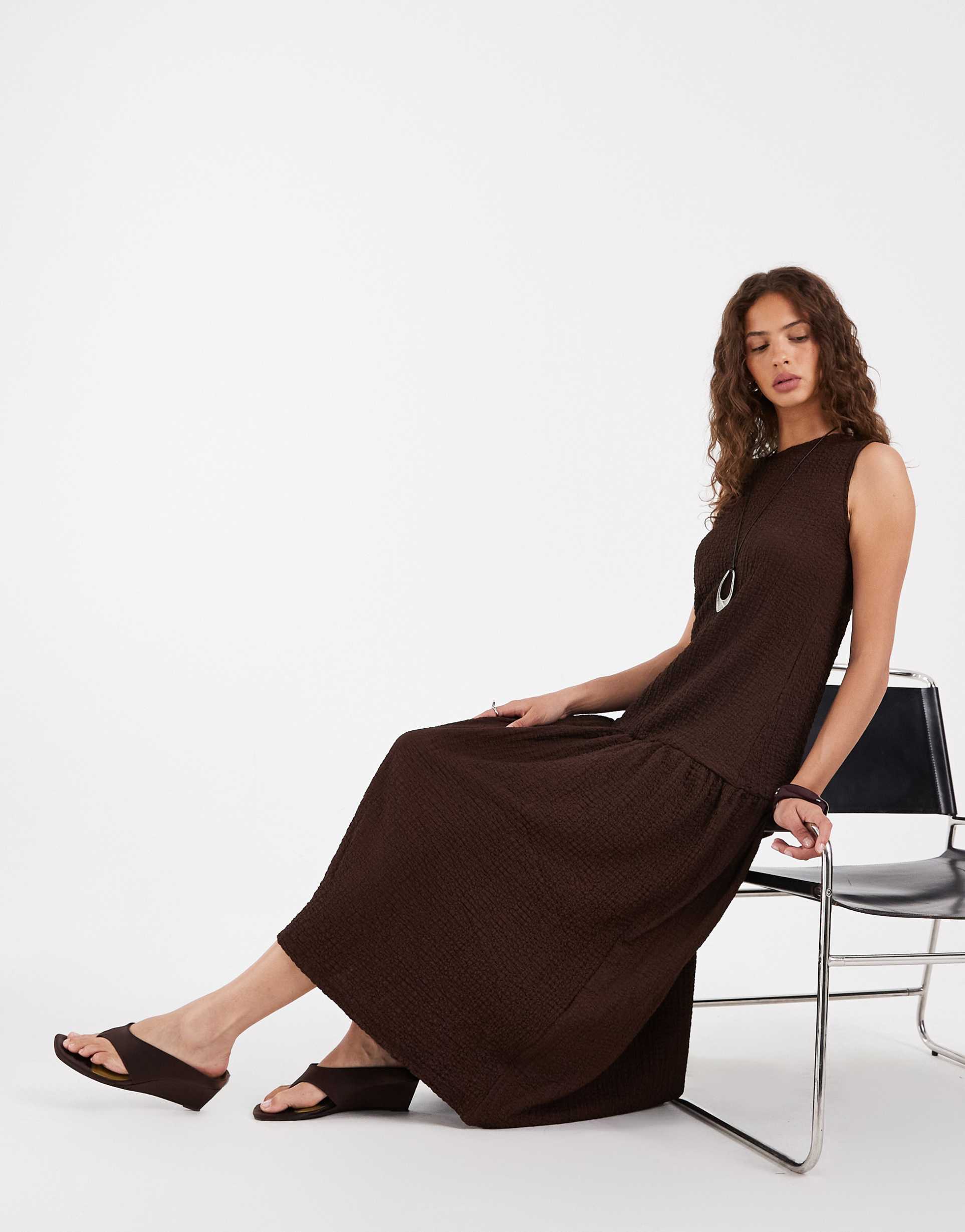 pieces dropped waist textured midaxi dress in coffee brown