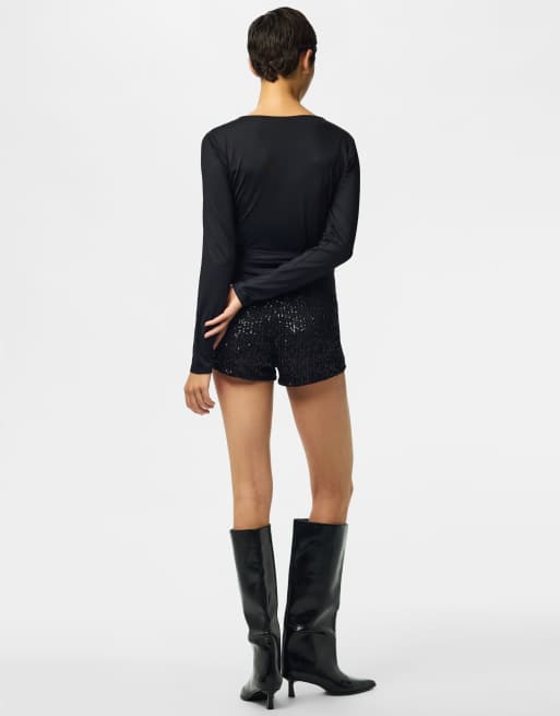 Pieces Ester slim-fit blouse met V-hals en lange mouwen in zwart, 2 van 6