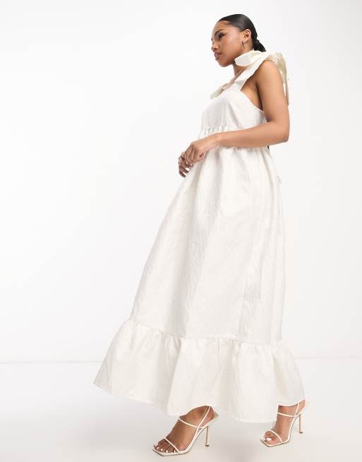 Pieces Exclusive – Bride To Be – Biała żakardowa sukienka warstwowa maxi na ramiączkach z dużymi kokardami