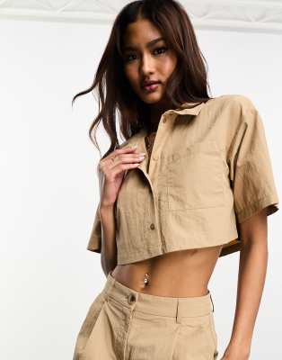 exclusive cropped cargo shirt in beige - part of a set-Neutral
