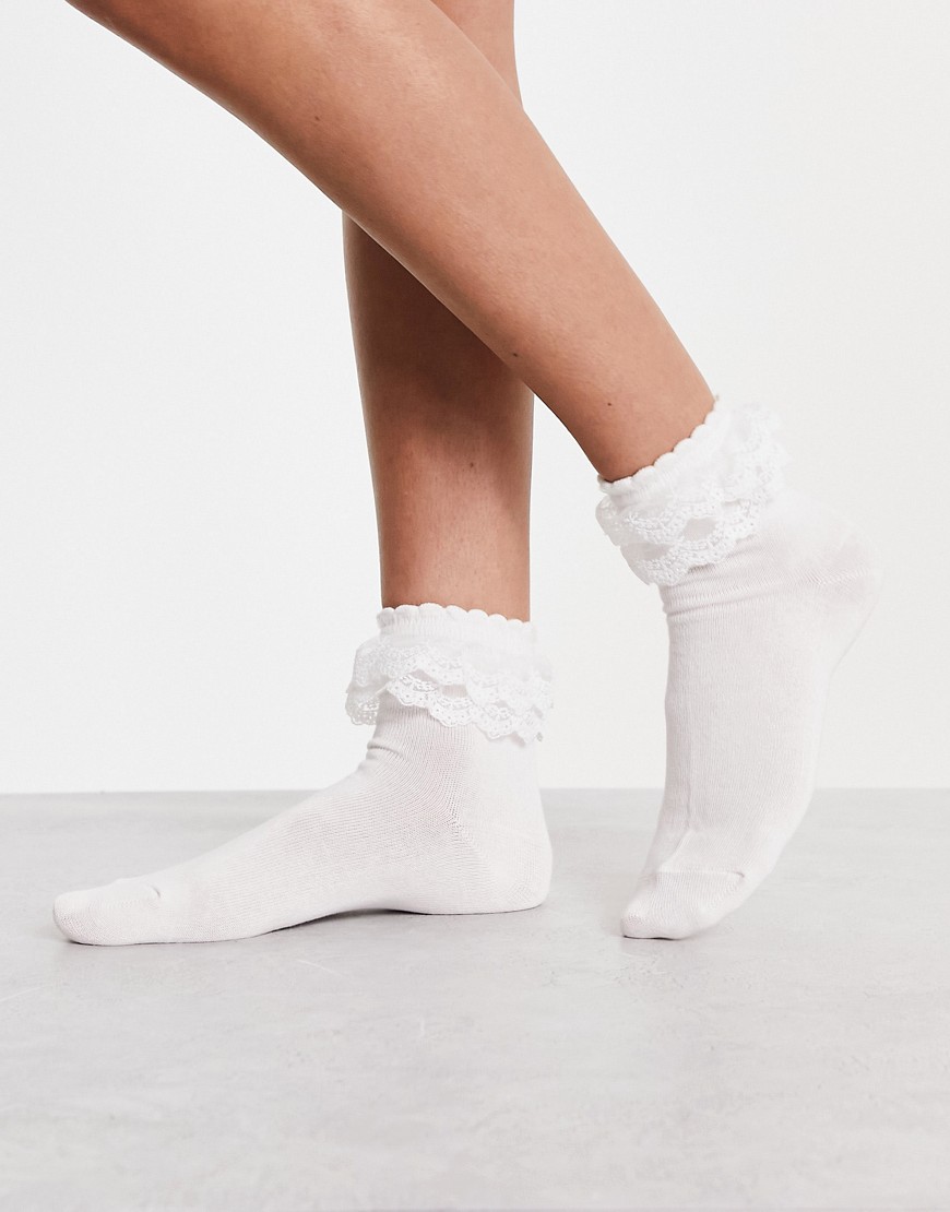 Pieces exclusive frilly trim socks in white