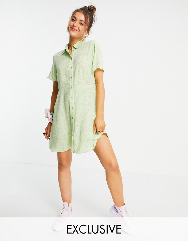  Miejsce Pieces Exclusive – Miętowa sukienka koszulowa mini w drobny kwiatowy wzÓr Zielona z kwiatowym nadrukiem