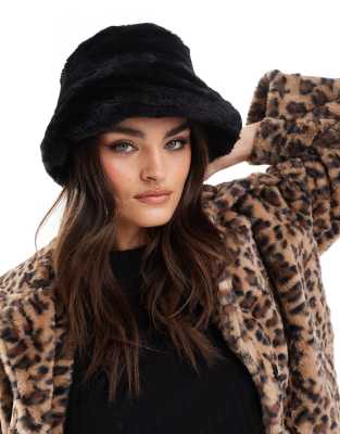 Pieces Pieces faux fur bucket hat in black