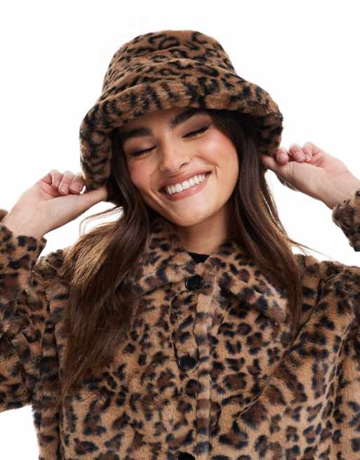 Pieces faux fur bucket hat in leopard print