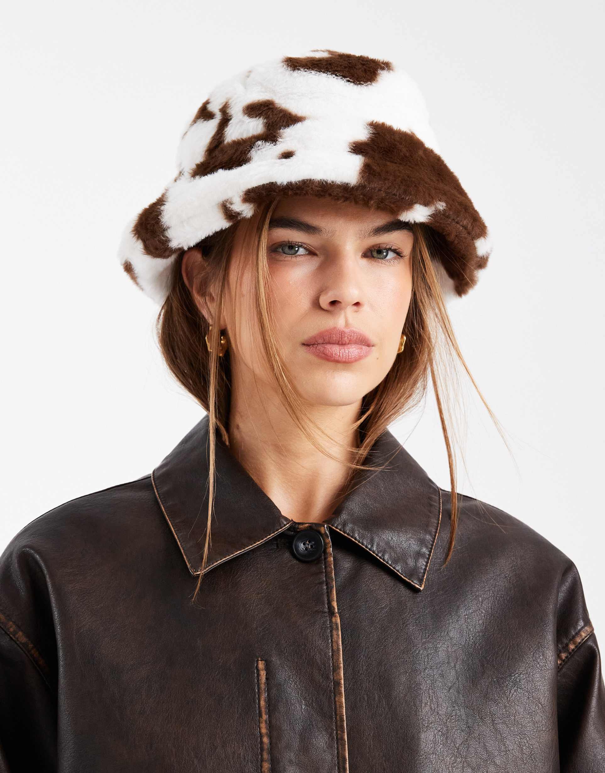 pieces faux fur bucket hat in white cow print