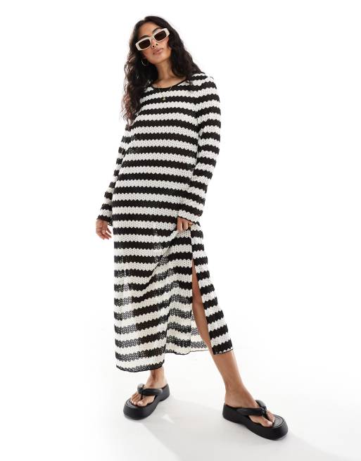 Pieces – Festival – Transparent gehäkeltes Maxikleid in Schwarz und Creme mit gewellten Streifen