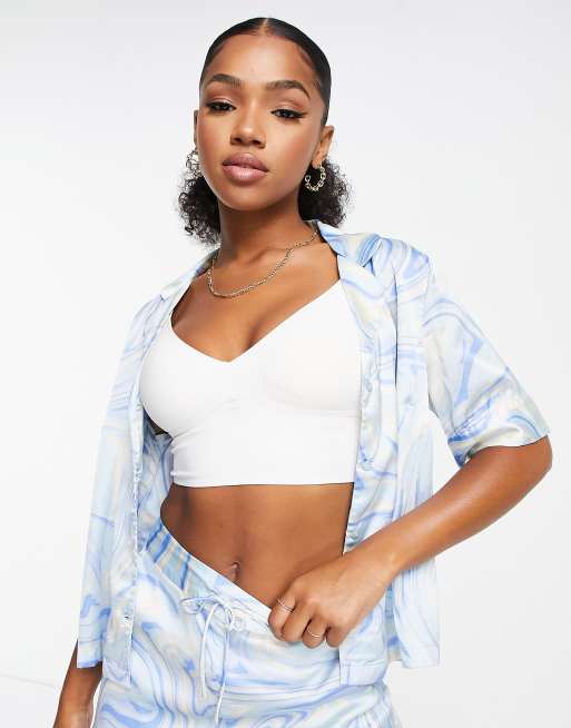 Pieces - Firkantet skjorte i blå satin med marmorprint - Del af sæt - Kun hos ASOS