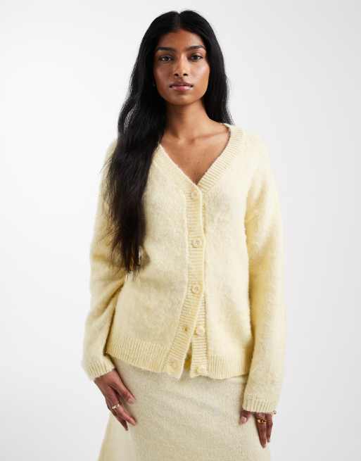 Pieces – Flauschige, locker geschnittene Strickjacke in Blassgelb mit V-Ausschnitt, Kombiteil
