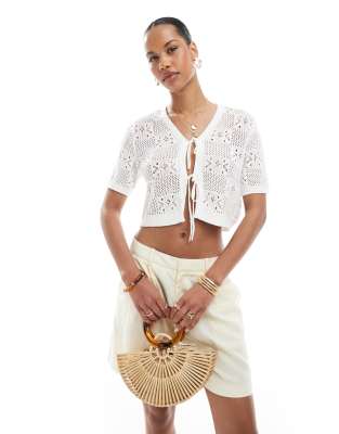 floral checkerboard crochet top with tie front detail in cream-White