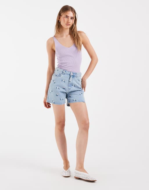 PIECES floral embroidered denim shorts in light blue, 2 of 5