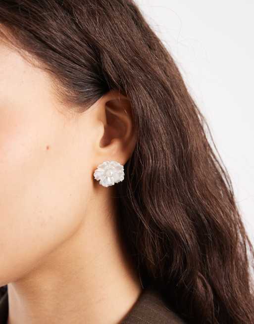 Pieces floral stud earrings in pearly white, 3 of 3