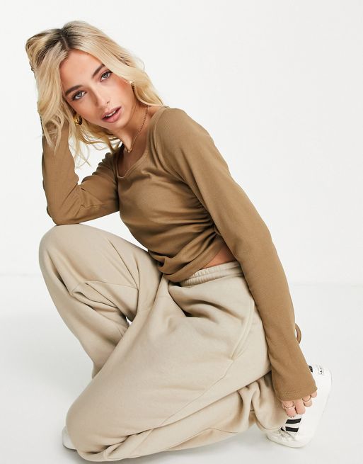 Pieces frida ruched side long sleeve jersey top in beige