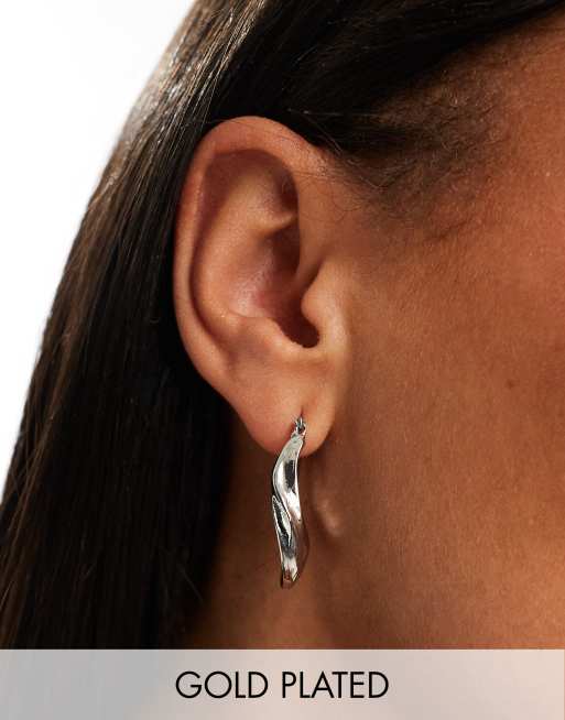 Pieces – Gedrehte Creolen in Silberoptik