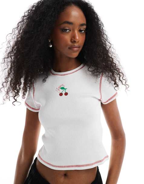 Pieces - Geribbeld baby T-shirt met kersenprint in wit - view 1