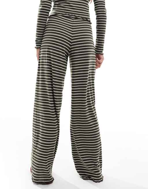Pieces - Geribbelde gestreepte broek van jersey met wijde pijpen in kaki, deel van co-ord set, 4 van 5