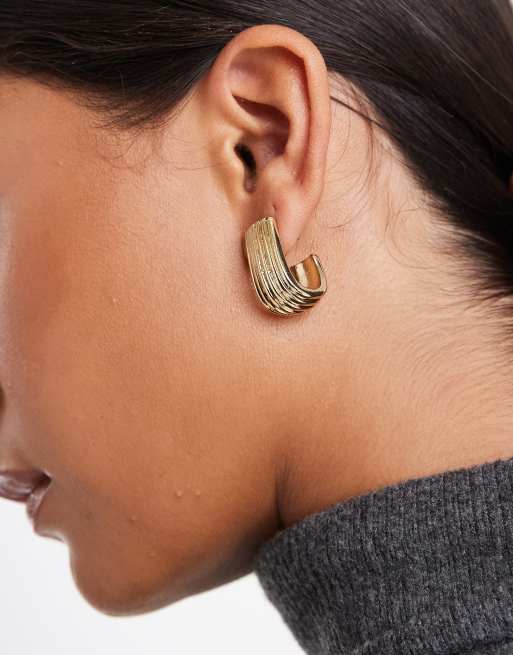 Pieces – Geriffelte Vintage-Ohrringe in Goldoptik