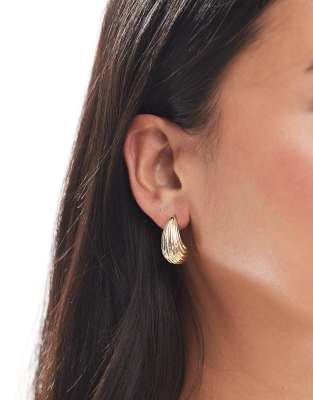 Pieces - Gerippte, tropfenförmige Creolen in Goldoptik-Goldfarben