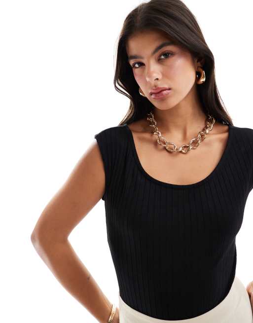 Pieces – Gerippter Body in Schwarz mit U-Ausschnitt