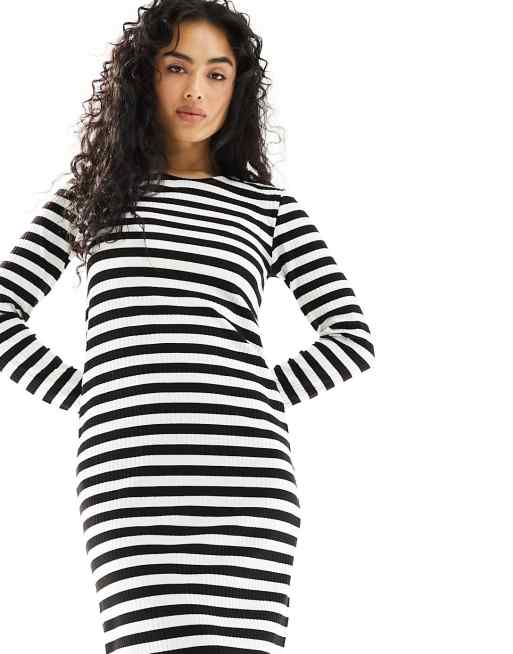 Pieces – Geripptes T-Shirt-Maxikleid in Schwarz-Weiß gestreift