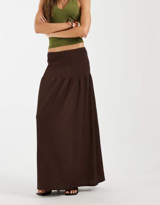 Pieces – Gesmokter, strukturierter Maxirock in Kaffeebraun mit tiefer Taille, 2 von 5