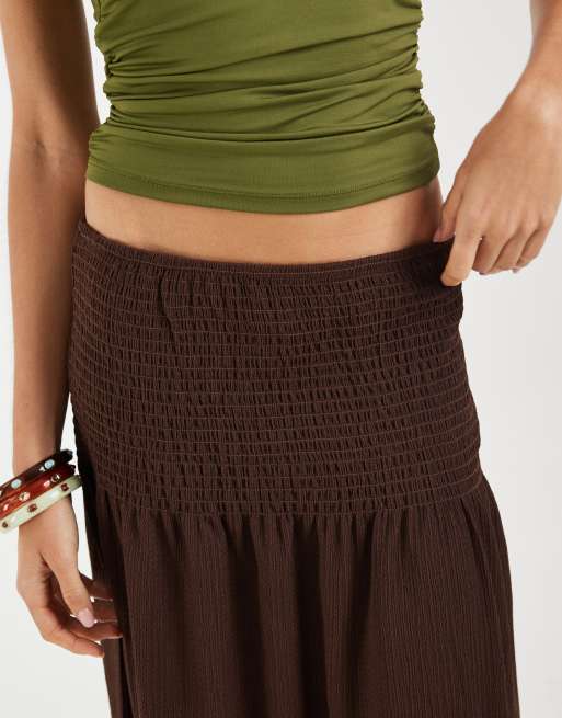 Pieces – Gesmokter, strukturierter Maxirock in Kaffeebraun mit tiefer Taille, 3 von 5
