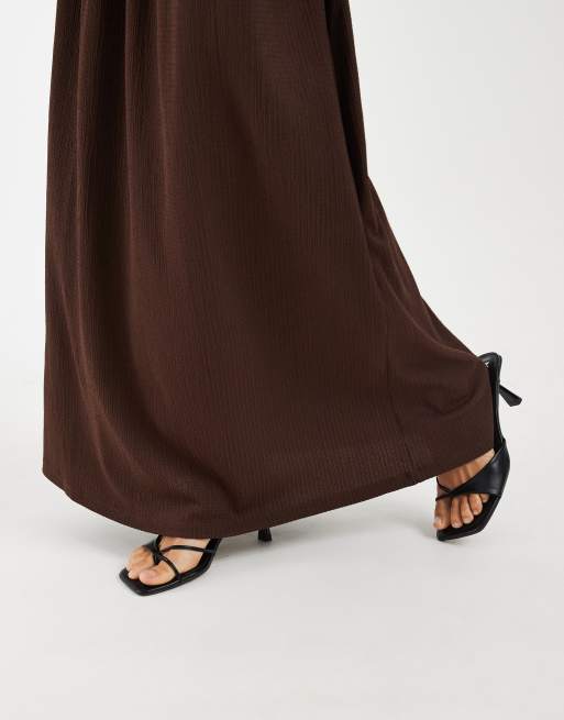 Pieces – Gesmokter, strukturierter Maxirock in Kaffeebraun mit tiefer Taille, 4 von 5