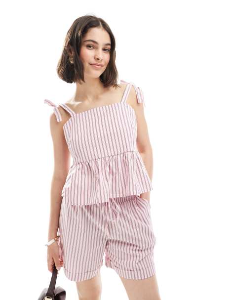 Pieces - Gestreept hemdje met peplum en gestrikte schouderbandjes in roze en wit, deel van co-ord set - view 1