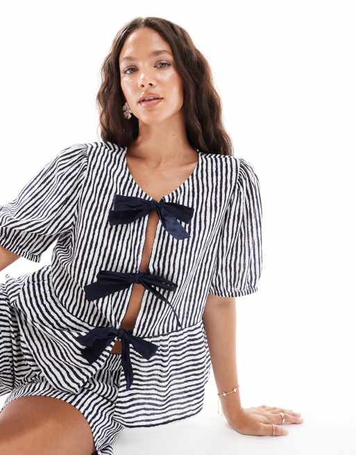 Pieces - Gestreepte top van co-ord set met gestrikte voorkant, korte mouwen en peplum zoom in marineblauw en wit