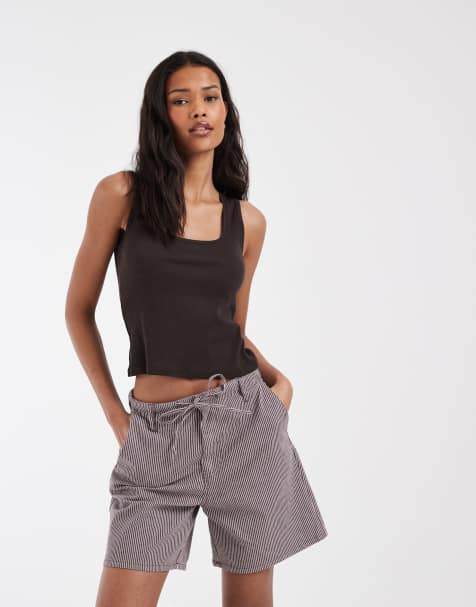 PIECES – Gestreifte Jeansshorts in Braun und Weiß mit Bindegürtel - view 1