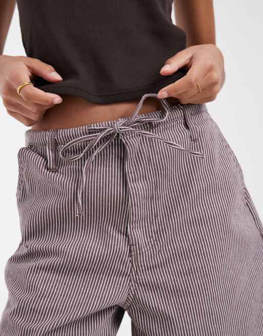 PIECES – Gestreifte Jeansshorts in Braun und Weiß mit Bindegürtel, 4 von 5