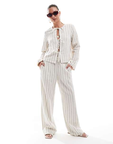 Pieces – Gestreiftes Set in Birken-Cremeweiß und Blau mit Leinenanteil, aus Bluse mit gebundener Vorderseite und weit geschnittener Hose - view 1