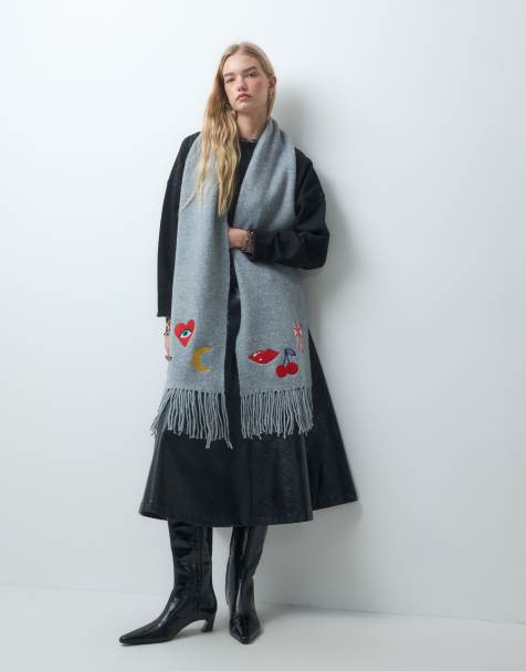 Pieces gestrickter langer Schal mit Bommel und gestickten Motivdetails in Grau - view 1
