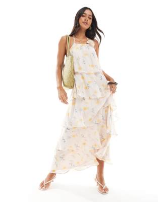 Pieces - Gestuftes Maxikleid in Blassrosa mit Blumenmuster, Rüschen und Ansteckblume