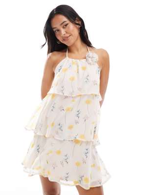 Pieces - Gestuftes Minikleid in Blassrosa mit Blumenmuster, Rüschen und Ansteckblume
