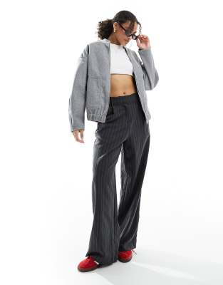 Pieces - Giacca bomber oversize taglio lungo con zip grigia