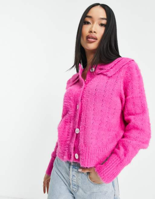 Pieces - Gilet en maille duveteuse à col volanté - Rose éclatant