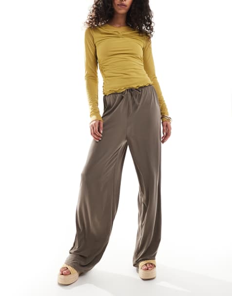 Pieces - Gladde superzachte broek met wijde pijpen in bruin - view 1