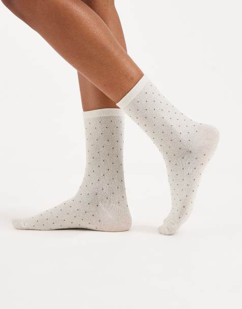 Pieces – Glitzernde Socken in Weiß mit kleinem Punktemuster - view 1