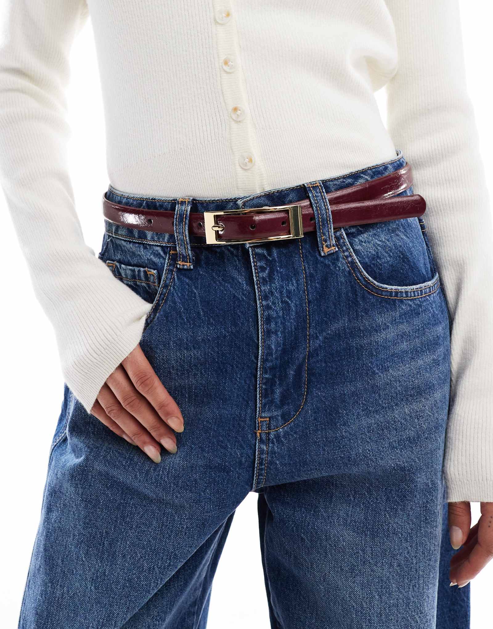 Детали: золотистый ремень с прямоугольной пряжкой темно-красного цвета