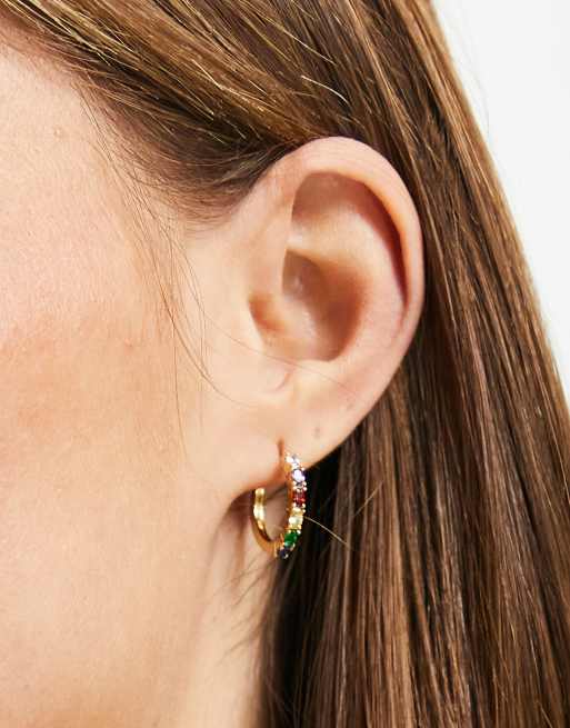 Pieces – Goldfarbene Mini-Creolen mit Regenbogen-Design
