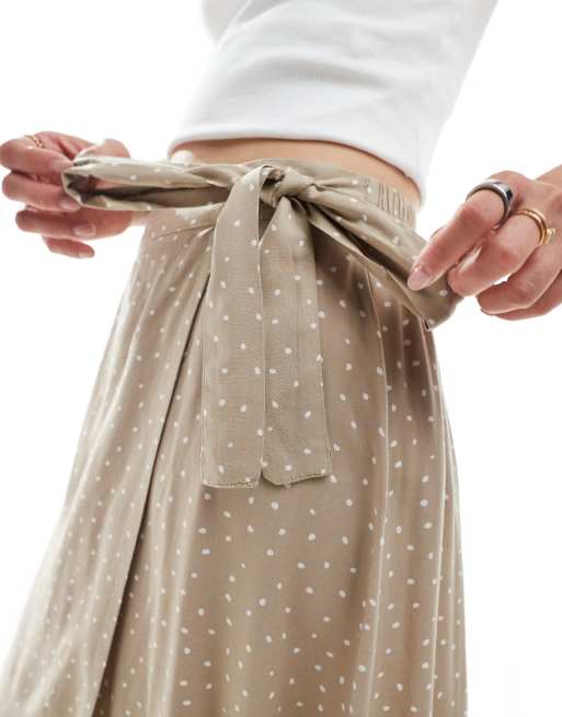 Pieces - Gonna midi a portafoglio beige con stampa a pois, 3 di 5